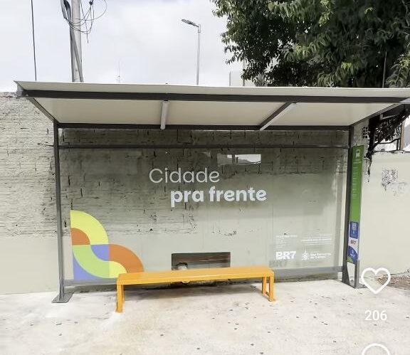 Primeira unidade do novo abrigo de ônibus é instalada na rua Jurubatuba, em São Bernardo