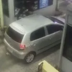 Criminosos roubam carro em pedágio da Rodovia dos ImigrantesCriminosos roubam carro em pedágio da Rodovia dos Imigrantes