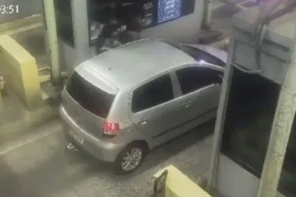Criminosos roubam carro em pedágio da Rodovia dos ImigrantesCriminosos roubam carro em pedágio da Rodovia dos Imigrantes