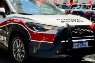 Polícia Militar apreendeu mais de 2,7 mil porções de drogas no local, além de utensílios usados para embalar os entorpecentes