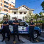 Polícia Municipal na frente da Casa de passagem