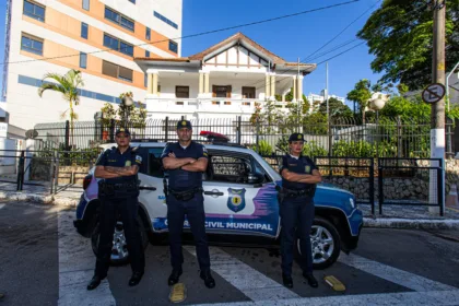 Polícia Municipal na frente da Casa de passagem