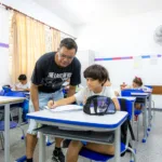 professor e alunos em sala de aula