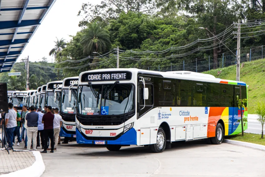 Entrega de 15 novos ônibus reforça modernização da frota de transporte público em São Bernardo