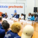 prefeito marcelo lima e representantes da caixa