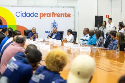 prefeito marcelo lima e representantes da caixa