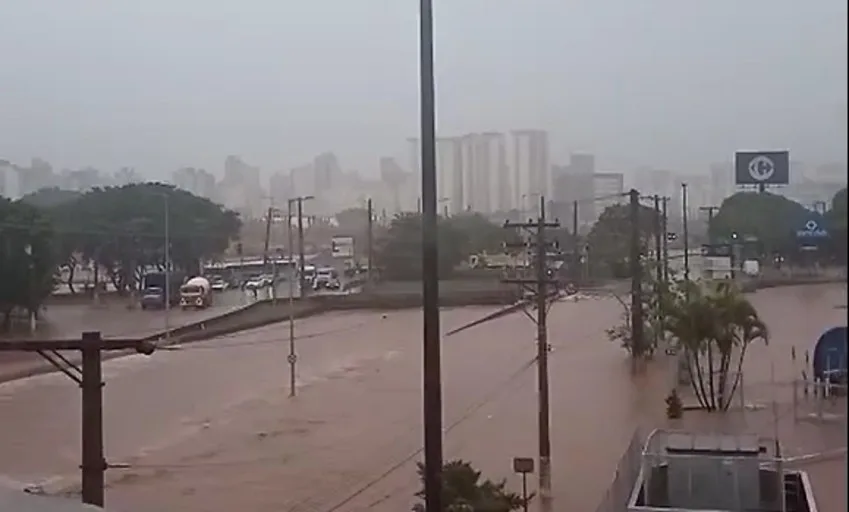 Forte chuva alaga Avenida dos Estados e estacionamento do Sam’s Club em Santo André