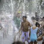 crianças no chafariz do parque Chico mendes