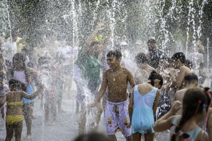 crianças no chafariz do parque Chico mendes