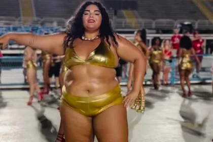 Eduarda Apolinário, a Duda, de 19 anos, tem conquistado o público por sua simpatia e samba no pé
