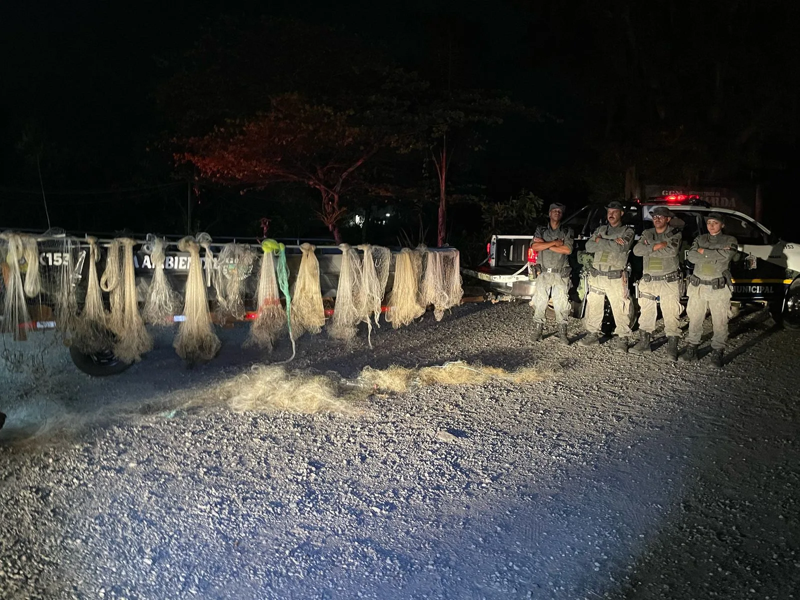 policiais recolheram 12 tarrafas e panos de rede, totalizando cerca de 250 metros de rede de pesca