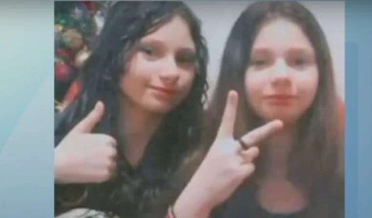 Adolescentes gêmeas Isadora e Rafaela foram atingidas por uma moto enquanto estavam a caminho da escola; piloto e garupa morreram