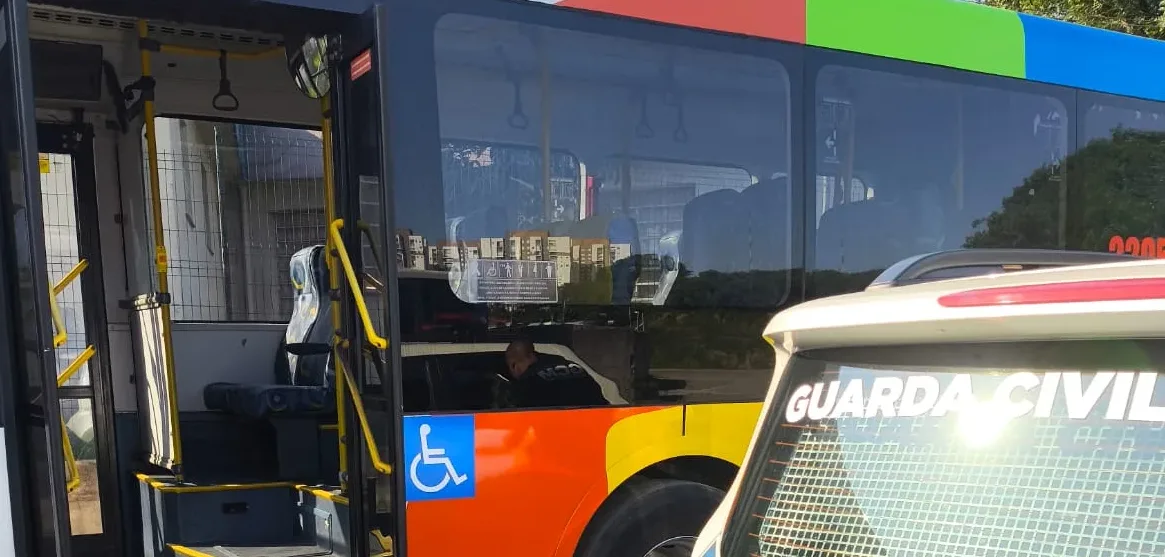 ônibus que homem invadiu para furtar