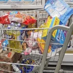Alguns clientes abandonaram os carrinhos de compras e foram embora por conta das filas