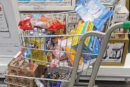 Alguns clientes abandonaram os carrinhos de compras e foram embora por conta das filas