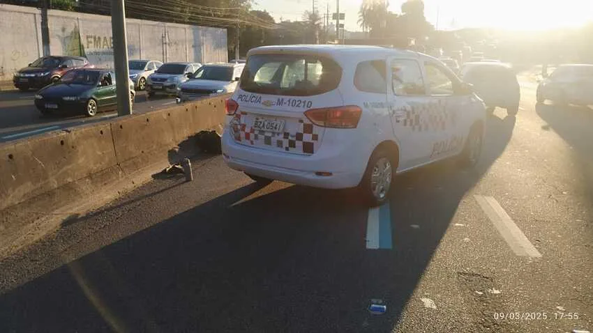 De acordo com a Polícia Militar, o condutor da BMW F800 R não conseguiu manter o controle do veículo e bateu violentamente na estrutura