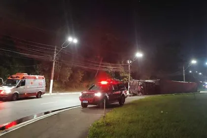 Carreta tomba em frente ao Outlet Premium, em São Bernardo