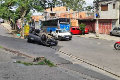 carro capotado na avenida Alda