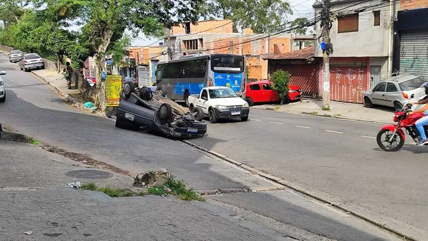 carro capotado na avenida Alda