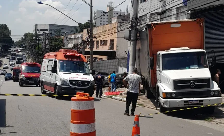 Caminhão desgovernado derruba muro e deixa vítimas em Diadema