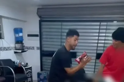 No vídeo, os "clientes" corriam assustados, ele fechava a porta, cortava o cabelo e pagava o serviço com café, em uma sátira ao valor da bebida
