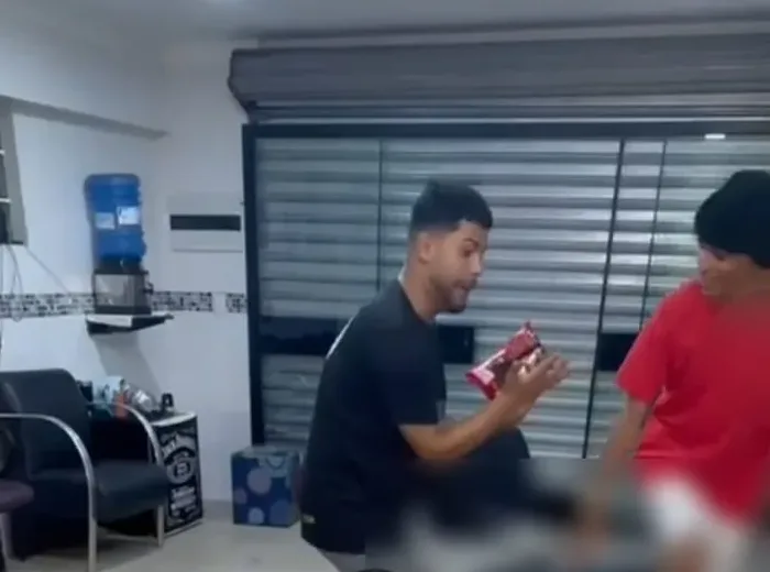 No vídeo, os "clientes" corriam assustados, ele fechava a porta, cortava o cabelo e pagava o serviço com café, em uma sátira ao valor da bebida
