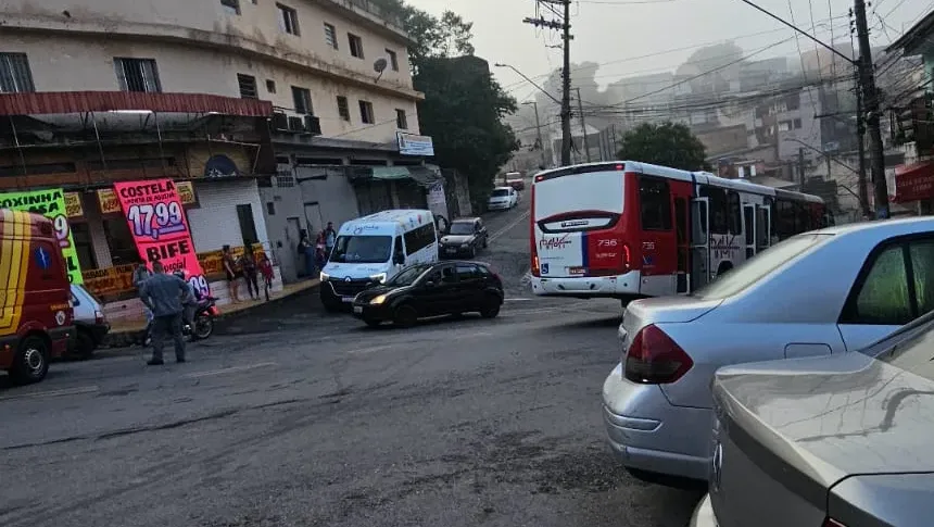 Segundo o Boletim de Ocorrência, a mulher atravessava fora da faixa quando foi atingida por um ônibus