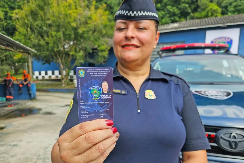 Como ato simbólico, a Comandante da Polícia Municipal, Neide Aparecida Rodrigues de Souza recebeu sua carteira de identidade funcional e explicou a importância do documento