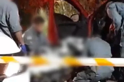 policial militar sendo socorrido