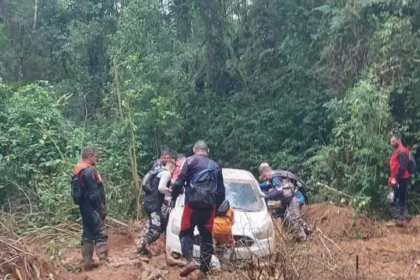 Motorista de app e casal ficam atolados em Paranapiacaba e são resgatados por trilheiros