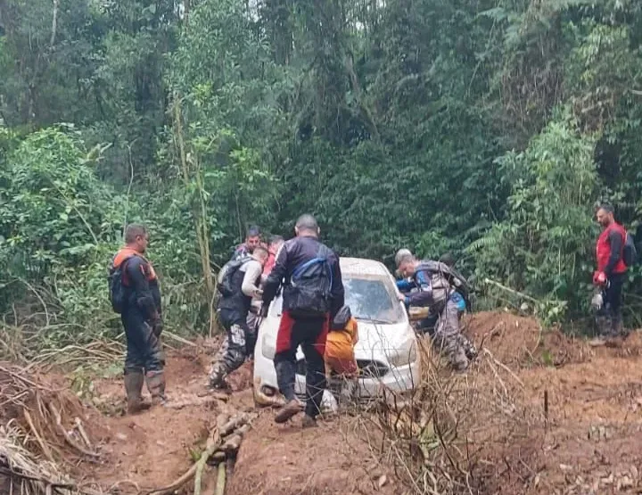 Motorista de app e casal ficam atolados em Paranapiacaba e são resgatados por trilheiros