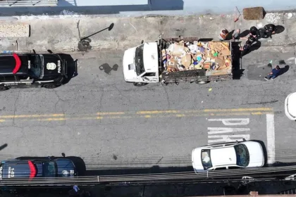 moradores em situação de rua e catadores de recicláveis eram coagidos a vender materiais exclusivamente para esse comprador