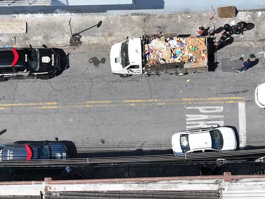 moradores em situação de rua e catadores de recicláveis eram coagidos a vender materiais exclusivamente para esse comprador