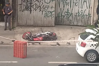 moto envolvida em acidente na rua dos Vianas