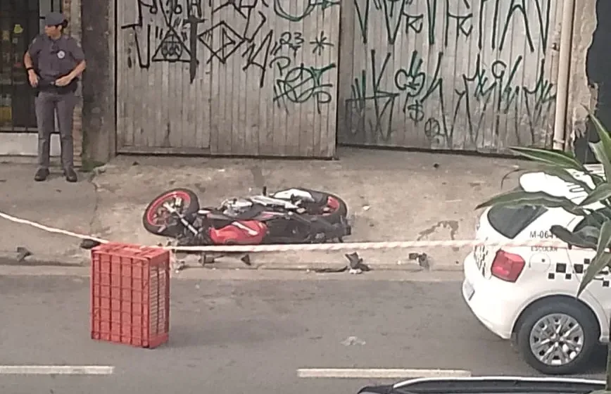 moto envolvida em acidente na rua dos Vianas