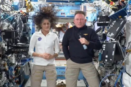Astronautas da Nasa retornam à Terra após nove meses no espaço