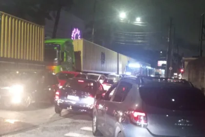 Em São Bernardo, entrada de caminhões na Agesbec trava trânsito