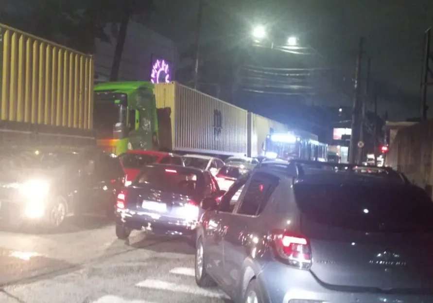 Em São Bernardo, entrada de caminhões na Agesbec trava trânsito em São Bernardo