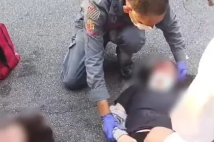 motocicleta em alta velocidade atravessou a faixa de pedestres e atropelou a duas adolescentes gêmeas de 14 anos