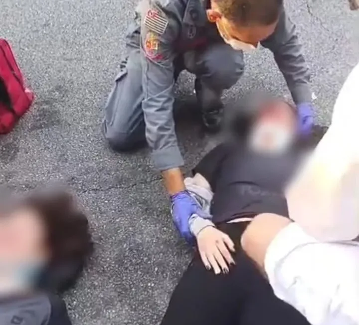 motocicleta em alta velocidade atravessou a faixa de pedestres e atropelou a duas adolescentes gêmeas de 14 anos