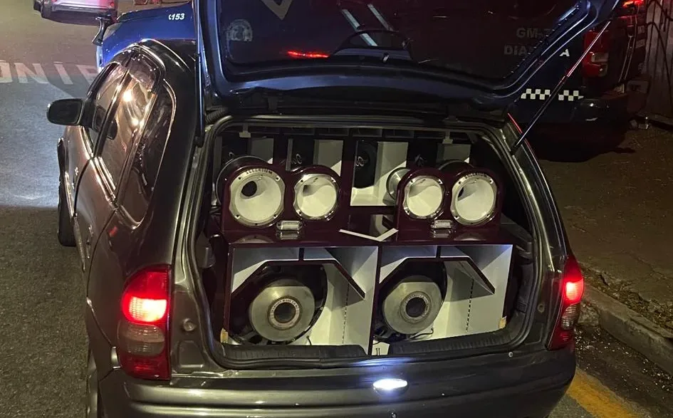 Carro com som foi apreendido pela GCM no pancadão em Diadema.