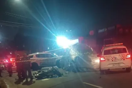 Dupla em motocicleta colide com viatura da Polícia Militar em Mauá