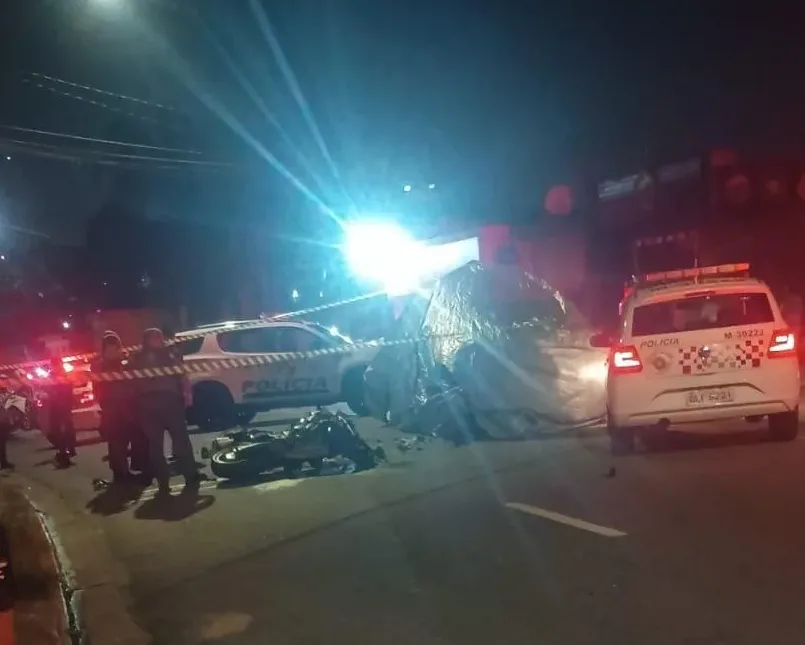 Dupla em motocicleta colide com viatura da Polícia Militar em Mauá