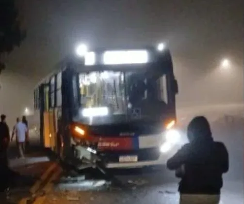 Em Ribeirão Pires, carro bate de frente com ônibus da Suzantur e motorista foge