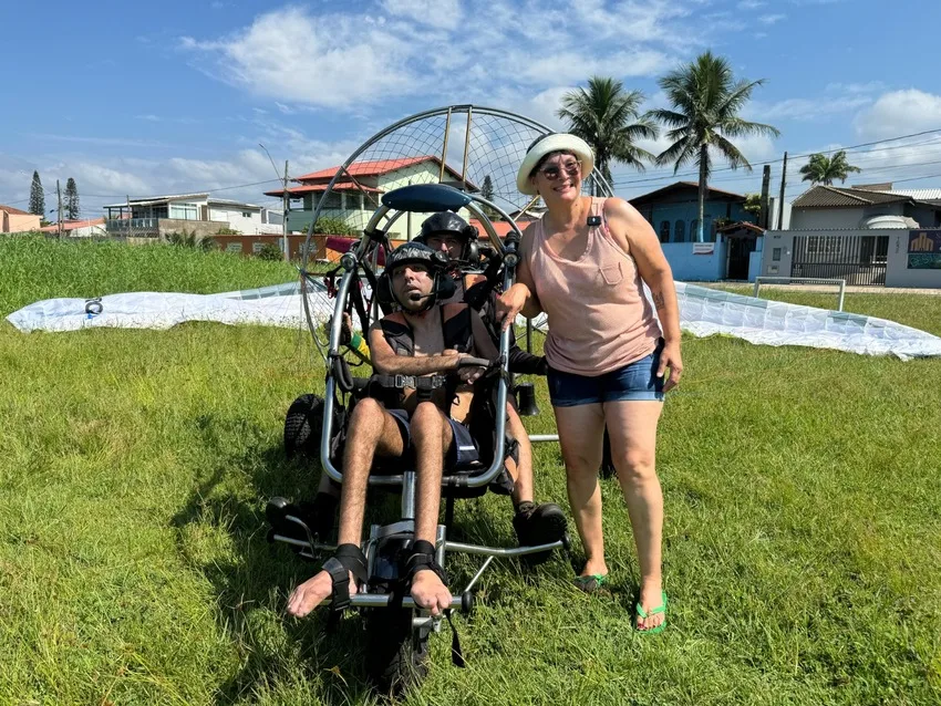 Gislaine da Silva acompanhou o filho Bruno no passeio inclusivo com voo de paramotor