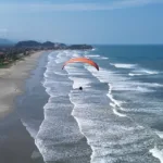 Moradores com deficiência de Ribeirão Pires voam de paramotor em Itanhaém