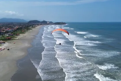 Moradores com deficiência de Ribeirão Pires voam de paramotor em Itanhaém