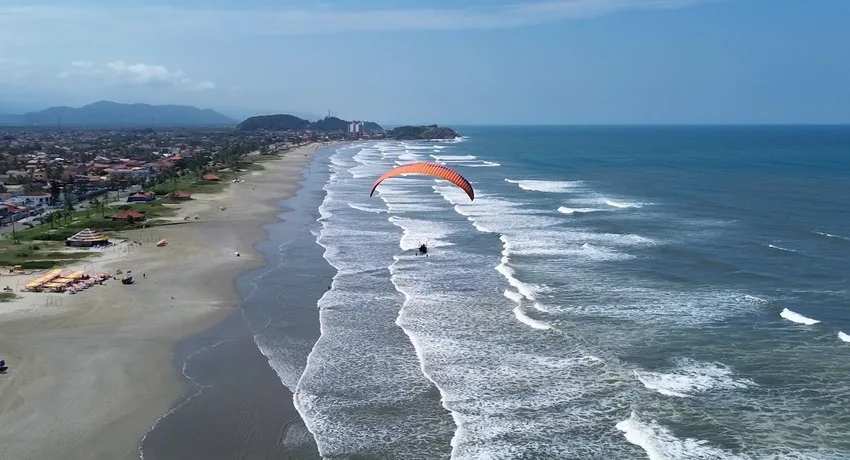 Moradores com deficiência de Ribeirão Pires voam de paramotor em Itanhaém