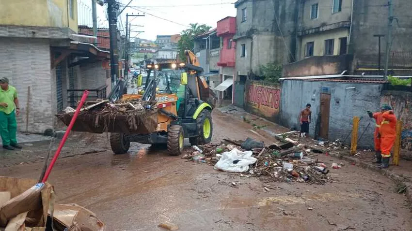 secretarias como Mobilidade Urbana, Serviços Urbanos e Defesa Civil seguem nas ruas, atuando nos efeitos das fortes chuvas
