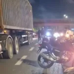 Colisão entre carro, caminhão e moto deixa vítima na Anchieta